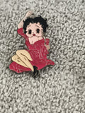 Pin's vintage Betty Boop robe rouge, badge émaillé rétro années 90 (Ref 9)