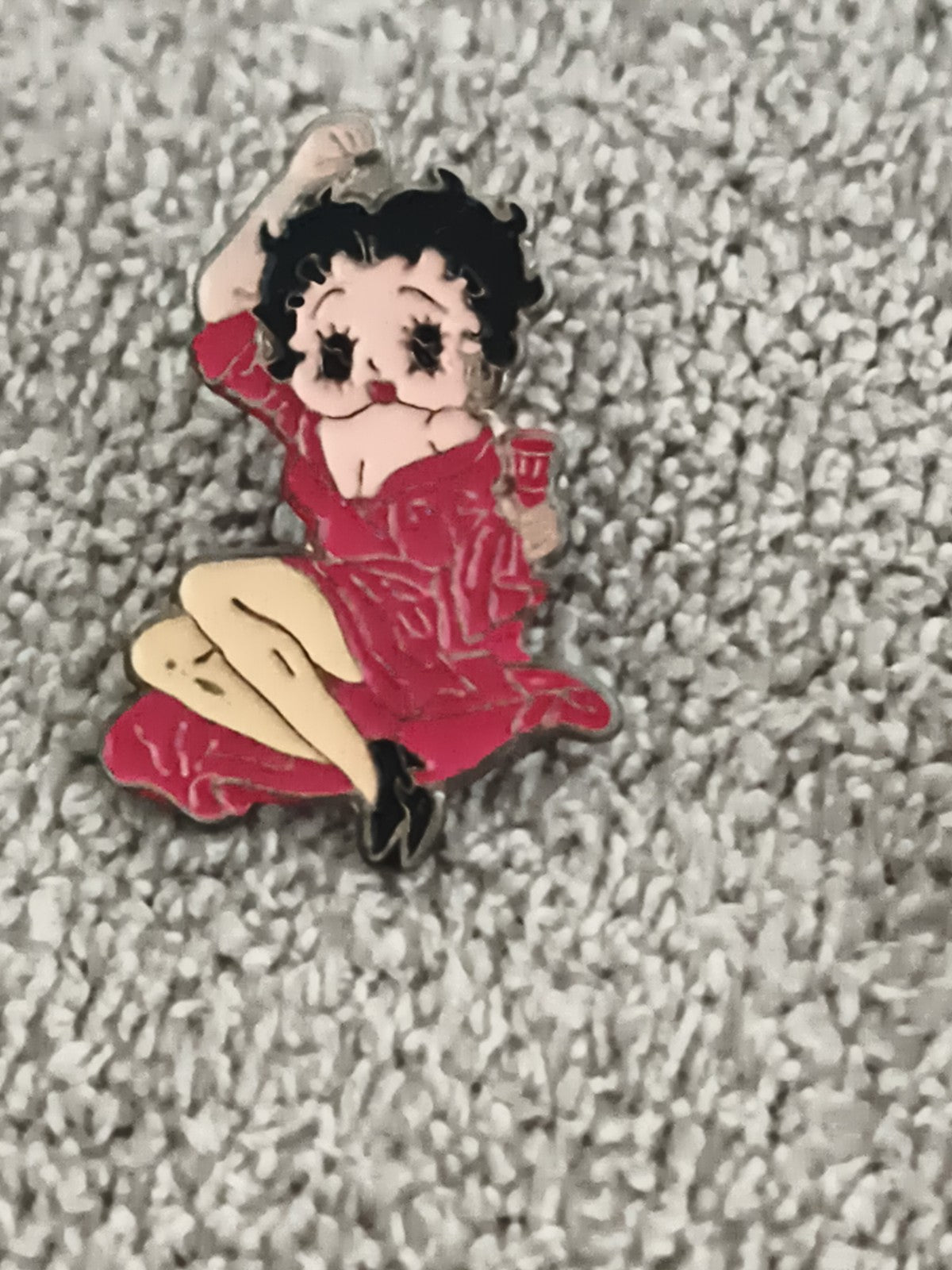 Pin's vintage Betty Boop robe rouge, badge émaillé rétro années 90 (Ref 9)