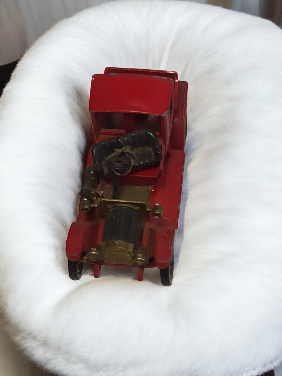 Véhicule miniature rétro ancien rouge, voiture vintage occasion, modèle décorati