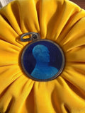Médaille religieuse vintage portrait bleu – objet de dévotion catholique ancien
