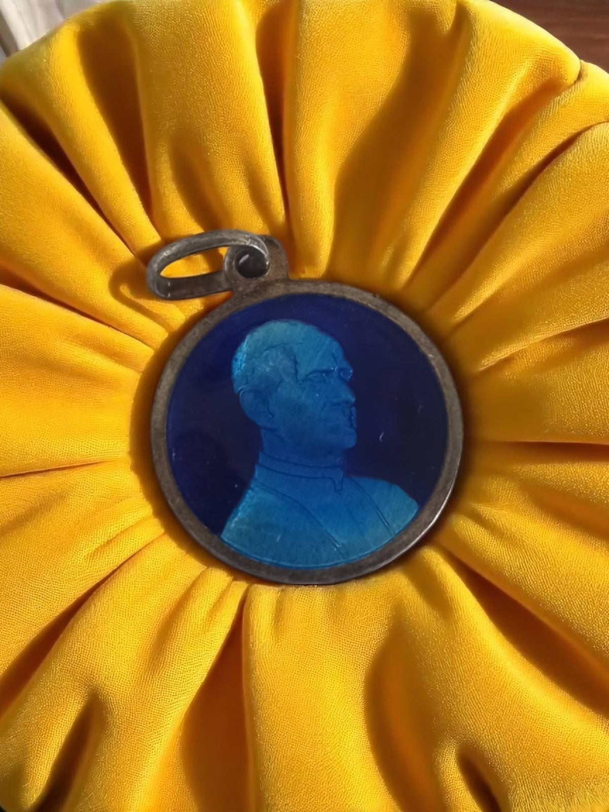 Médaille religieuse vintage portrait bleu – objet de dévotion catholique ancien