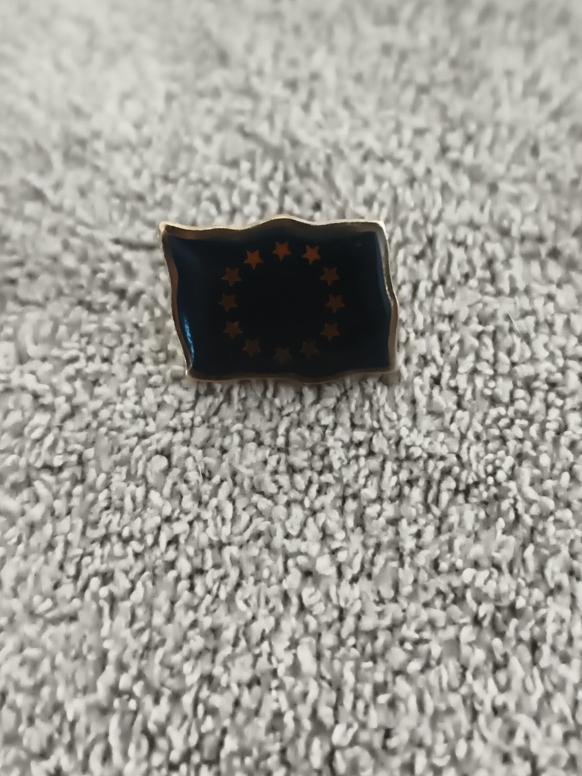 Pin's drapeau Union Européenne vintage, émail bleu, étoiles dorées (Ref 6)