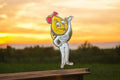 Pin's Esso Vintage mascotte goutte jaune rétro auto publicitaire