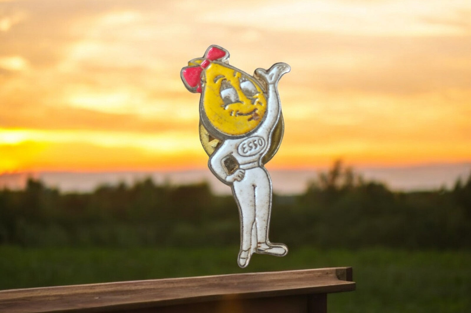 Pin's Esso Vintage mascotte goutte jaune rétro auto publicitaire