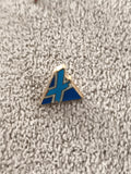 Pin's vintage triangle bleu motif stylisé, badge émaillé années 80 (Ref 5)