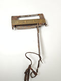 Cadenas ancien vintage à système mécanique, objet rétro de collection sécurité