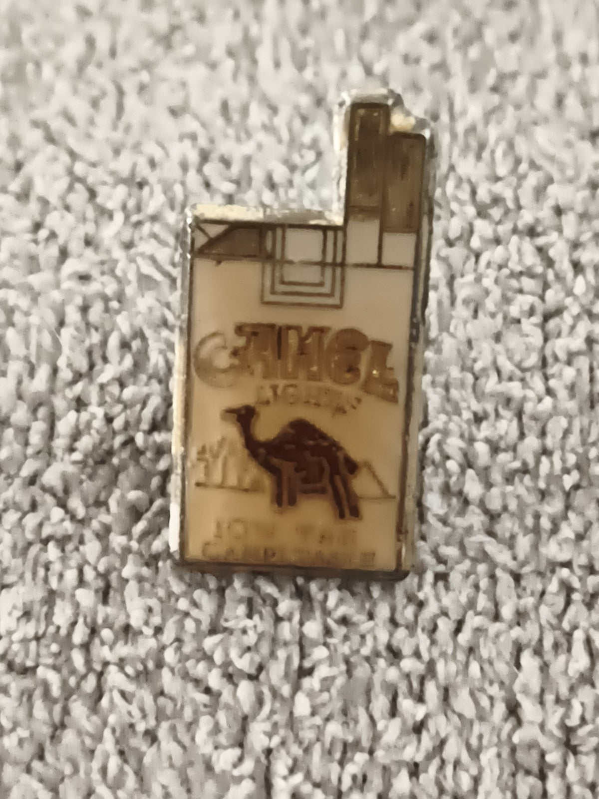 Pin's vintage Camel paquet cigarette logo chameau années 90 tabac pub