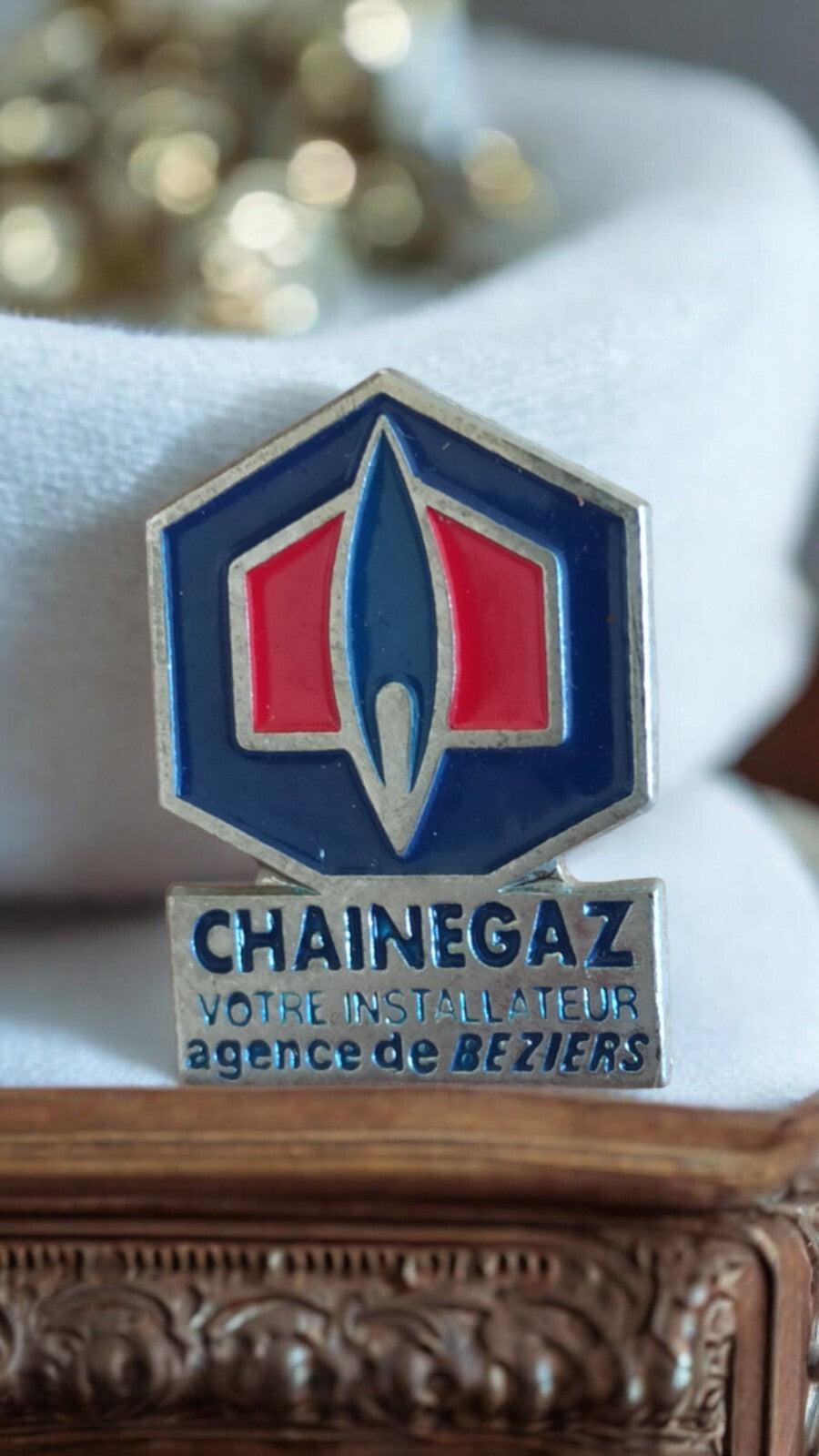 Pin's vintage CHAINEGAZ Béziers bleu rouge rétro accessoire publicitaire