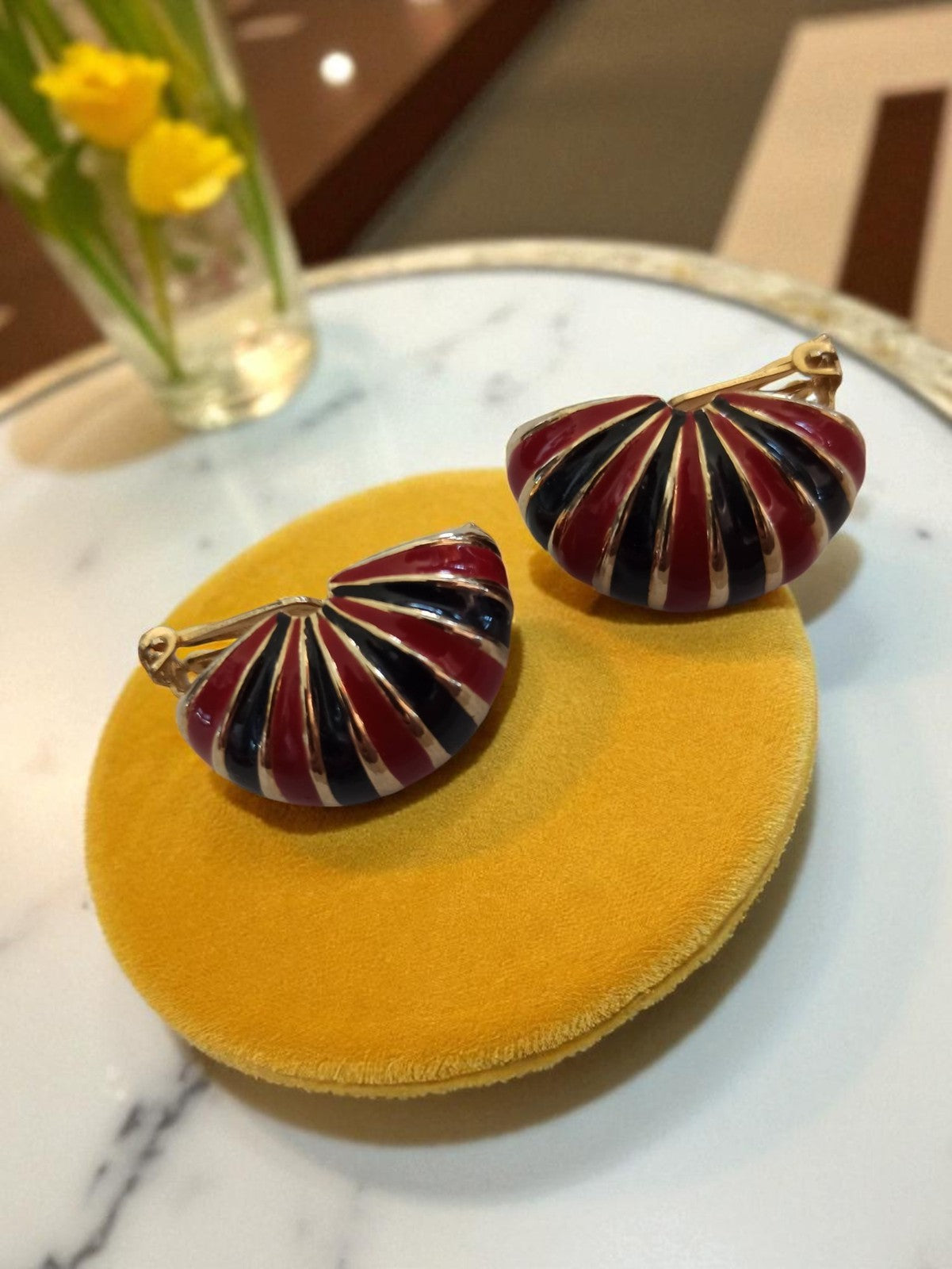 Boucles d’oreilles vintage clip années 60 rayures rouges noires doré fantaisie