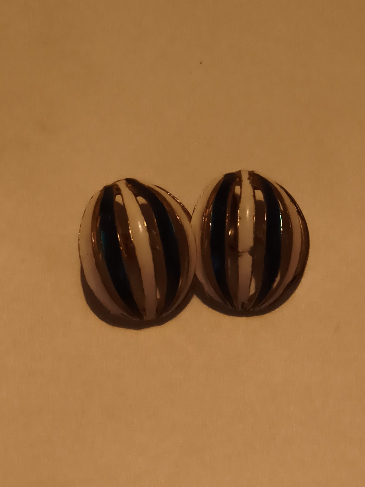 Paire boucles d’oreilles vintage rayures noir blanc bombées rétro