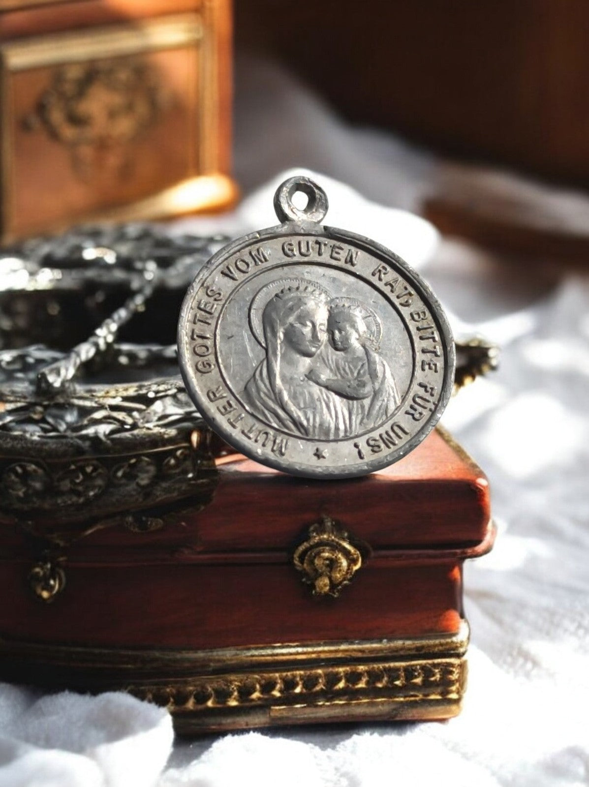Médaille religieuse catholique vintage métal, Vierge à l'Enfant, inscription all