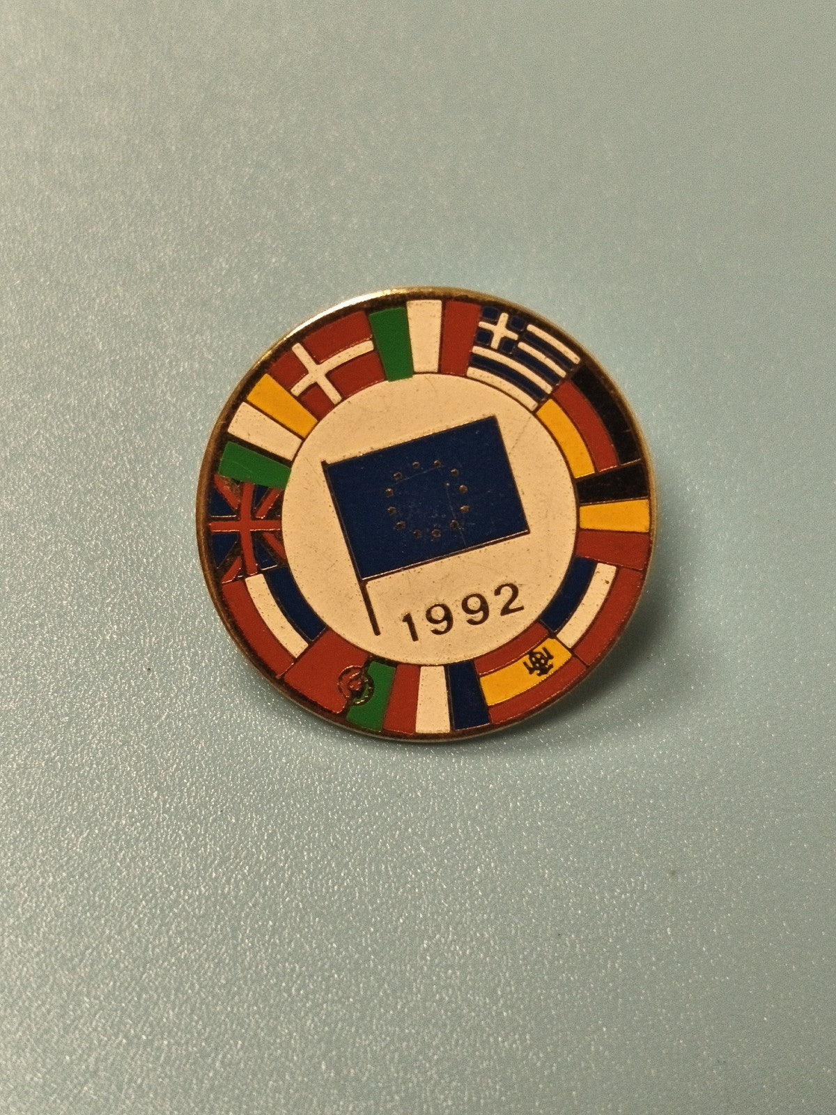 Pin's vintage Europe 1992 drapeaux pays CEE collection badge ancien