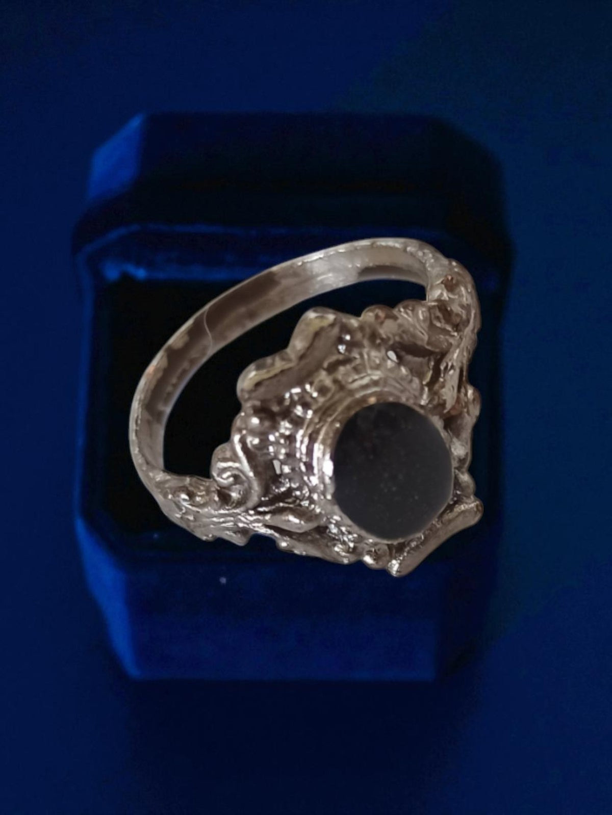 Vintage metal ring with sculpted decoration, black cabochon, Art Deco retro, size 56
