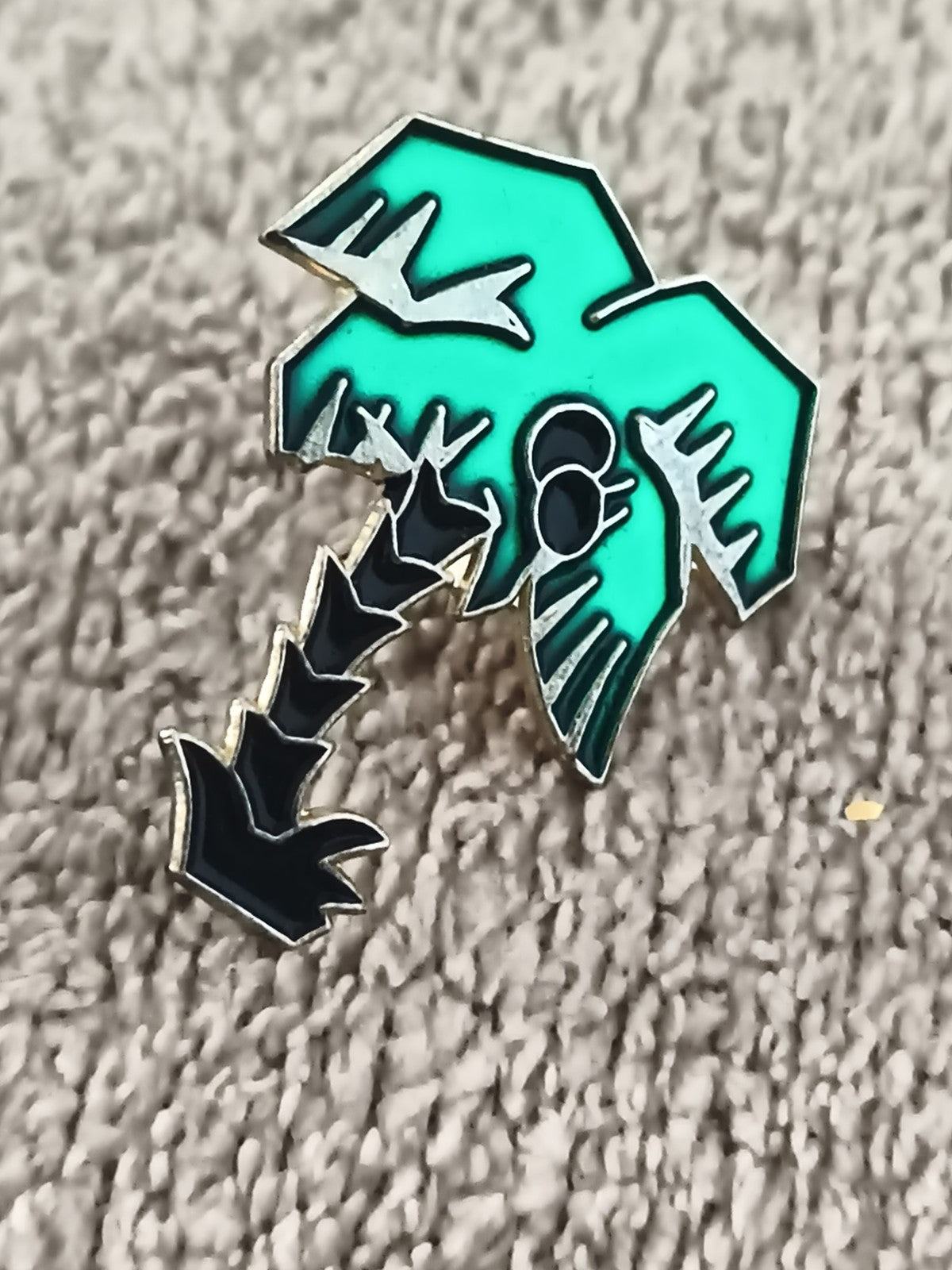 Pin's vintage palmier émaillé vert noir, badge rétro tropical (Ref 4)