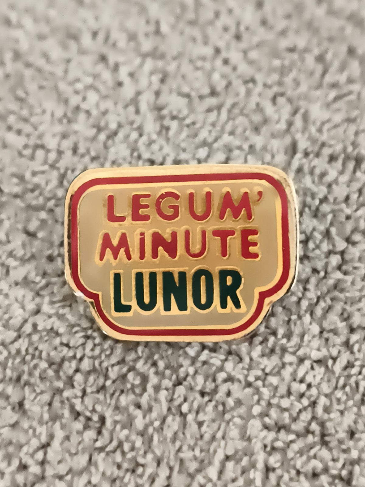 Pin's vintage publicitaire LEGUM' MINUTE LUNOR, badge émaillé rétro (Ref 7)