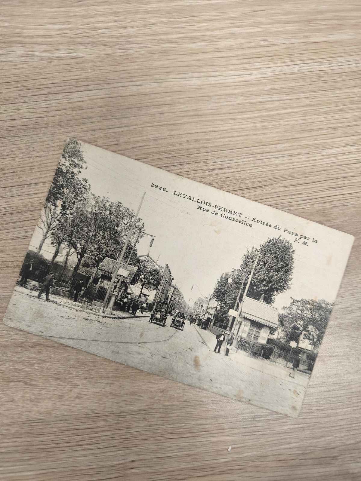 Ancienne carte postale Levallois-Perret Rue de Courcelles vintage noir et blanc