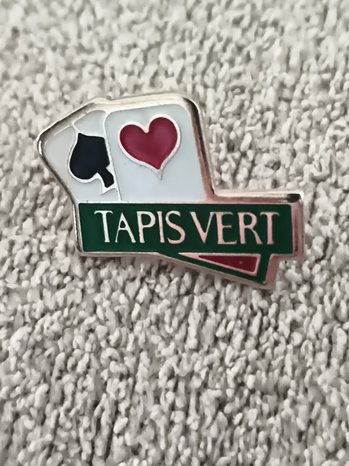 Pin's vintage TAPIS VERT jeu de cartes cœur pique émaillé ancien (Ref 7)
