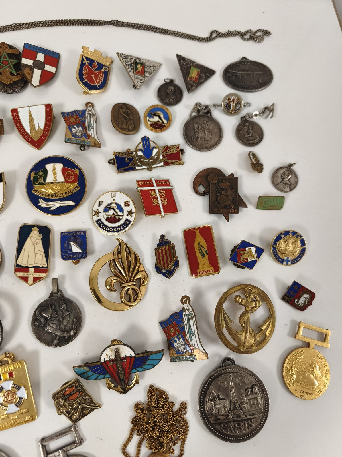 Très gros lot anciennes médailles et insignes militaires divers collection vinta