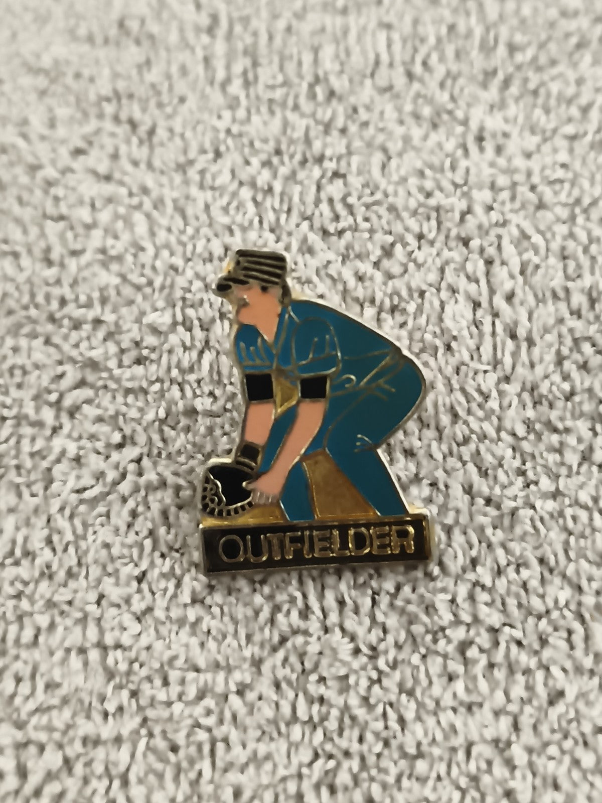 Pin's vintage baseball OUTFIELDER joueur émaillé bleu doré sport USA (Ref 2)