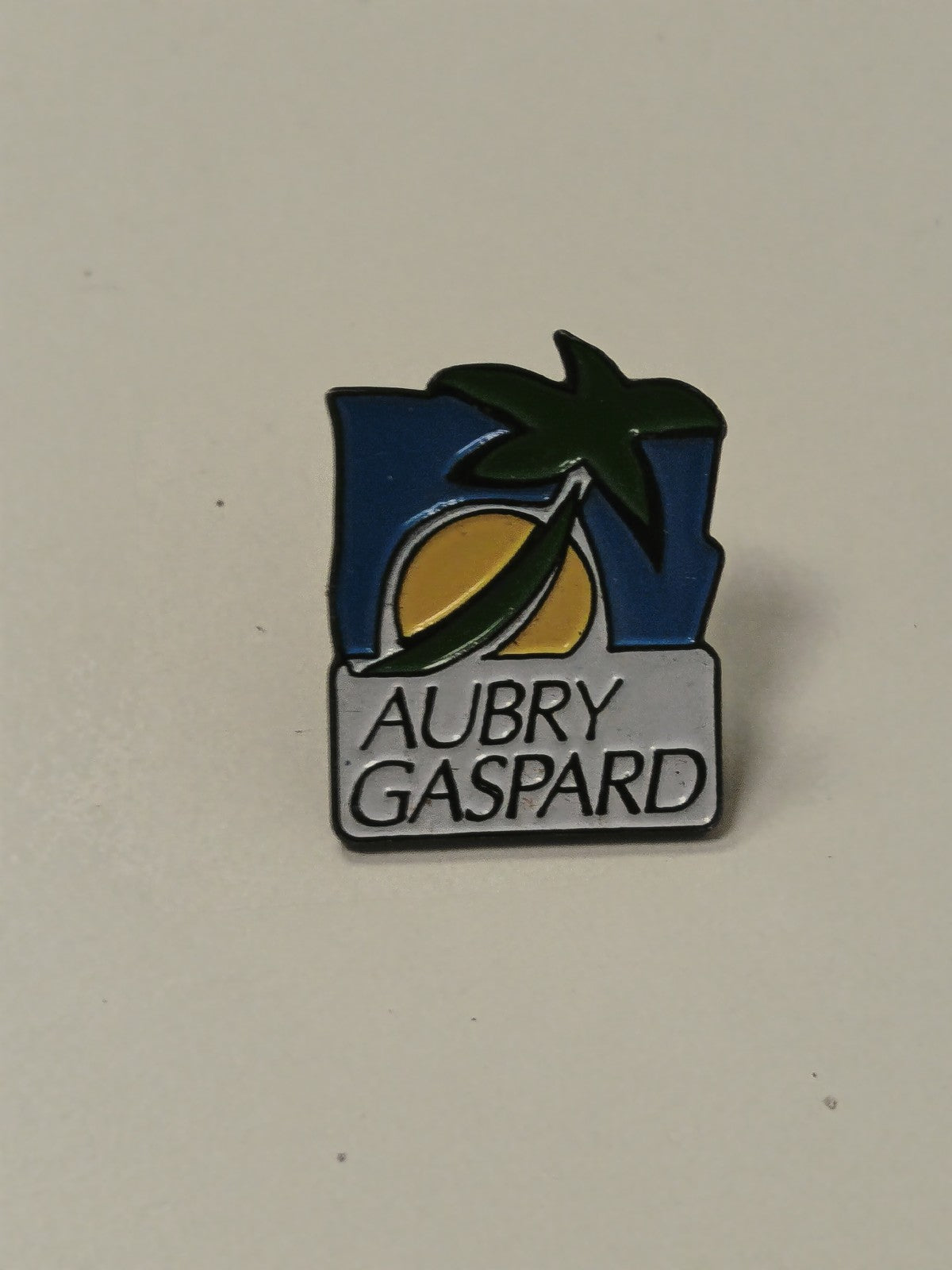 Vintage pin's collection Aubry Gaspard ancien badge rétro pour amateur d?objets