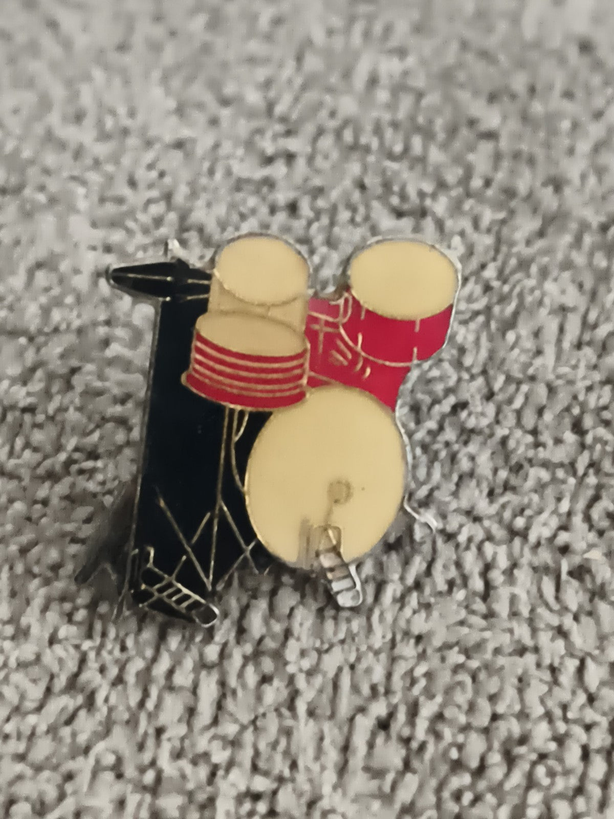 Pin's vintage batterie émaillé rouge crème, accessoire musique années 80 90 (Ref