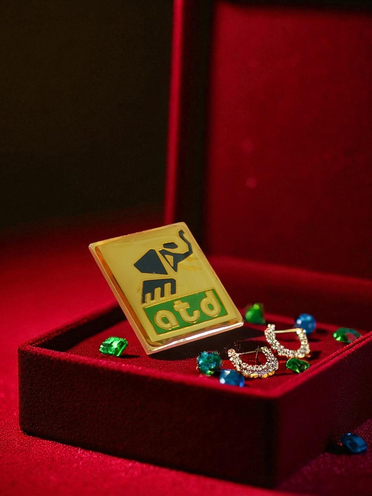 Pin's publicitaire vintage émail atd logo éléphant jaune vert carré années 80