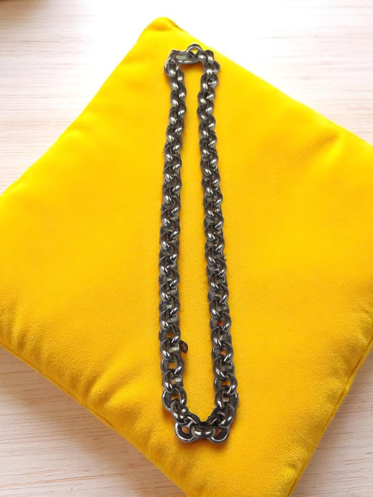 Collier Vintage en Métal Style Rétro - Accessoire Unique pour Collectionneurs