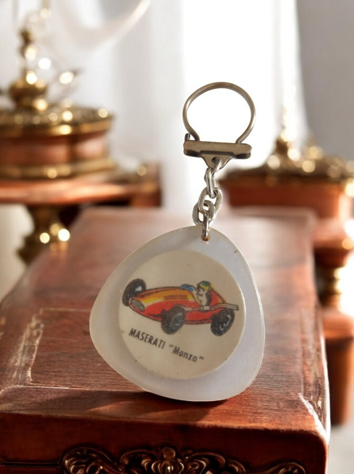 Porte-clés ancien Maserati Monza vintage pub France, voiture rouge rétro