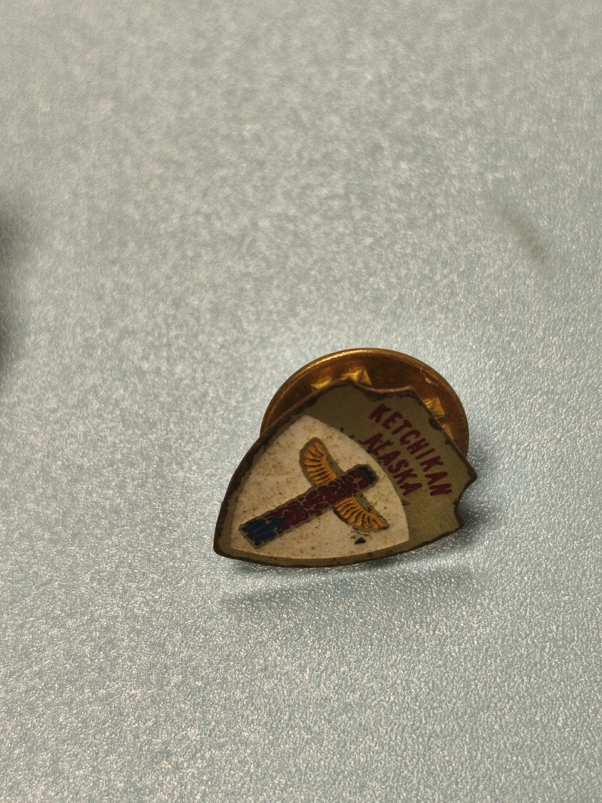 Pin's vintage Ketchikan Alaska totem, forme écusson, collection USA