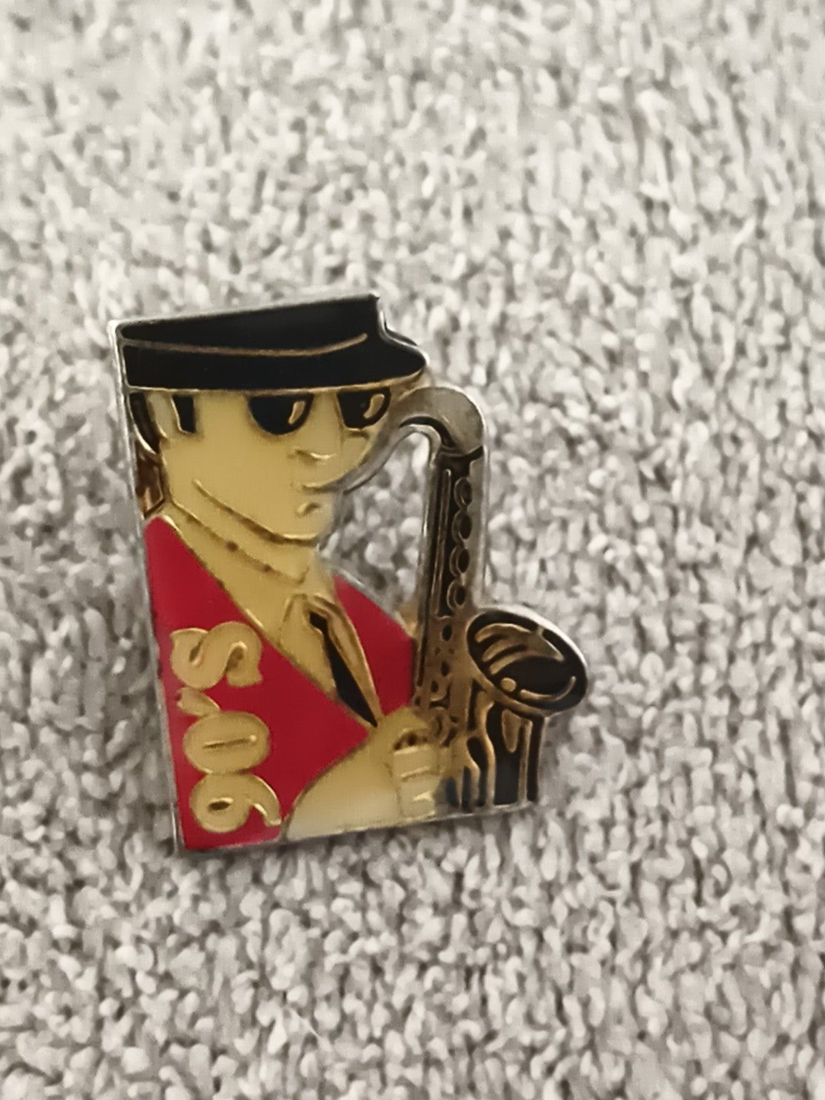 Pin's émaillé vintage musicien saxophone 90's style rétro jazz (Ref 8)