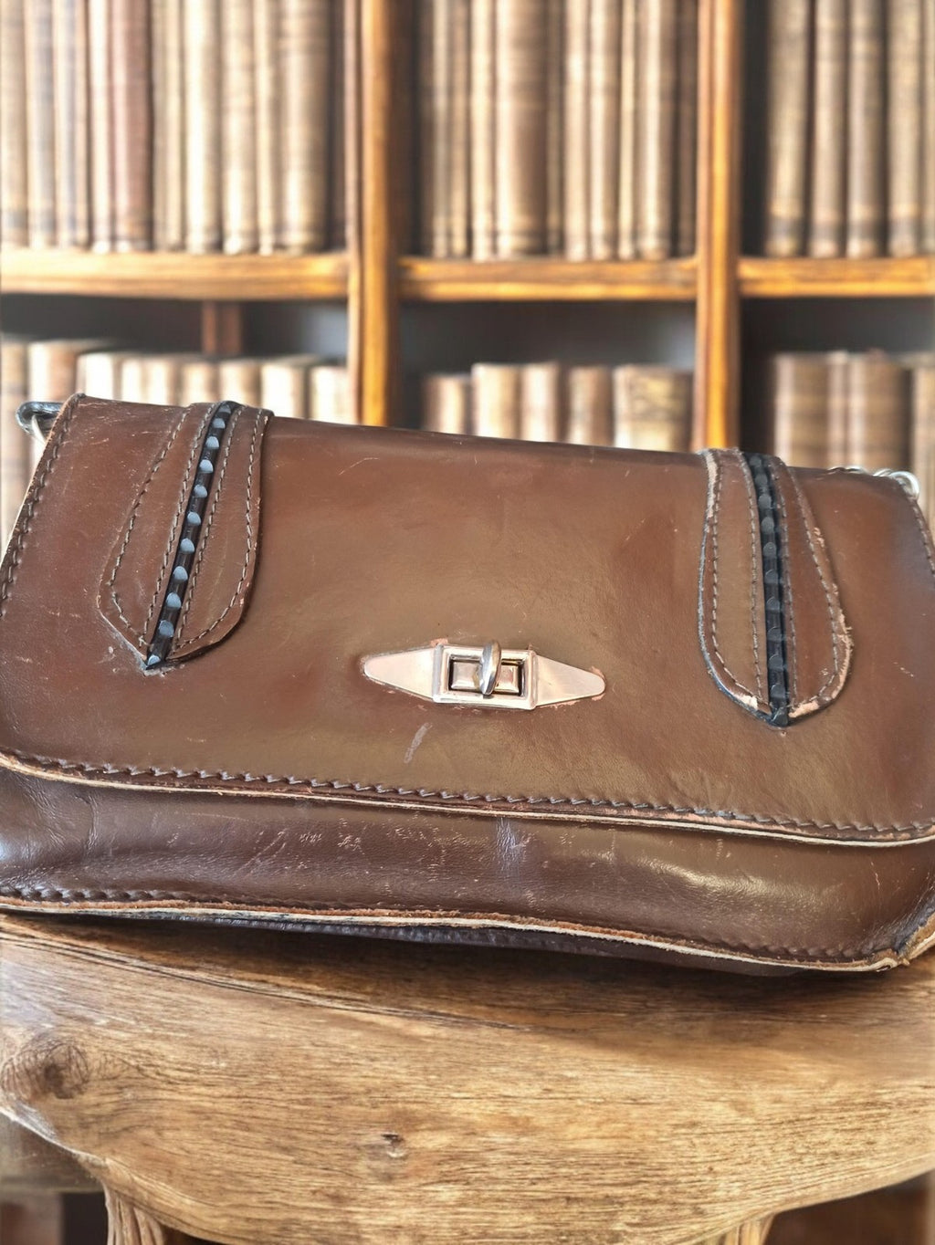 Petite sacoche vintage en cuir marron, sac rétro ancien à fermoir métal