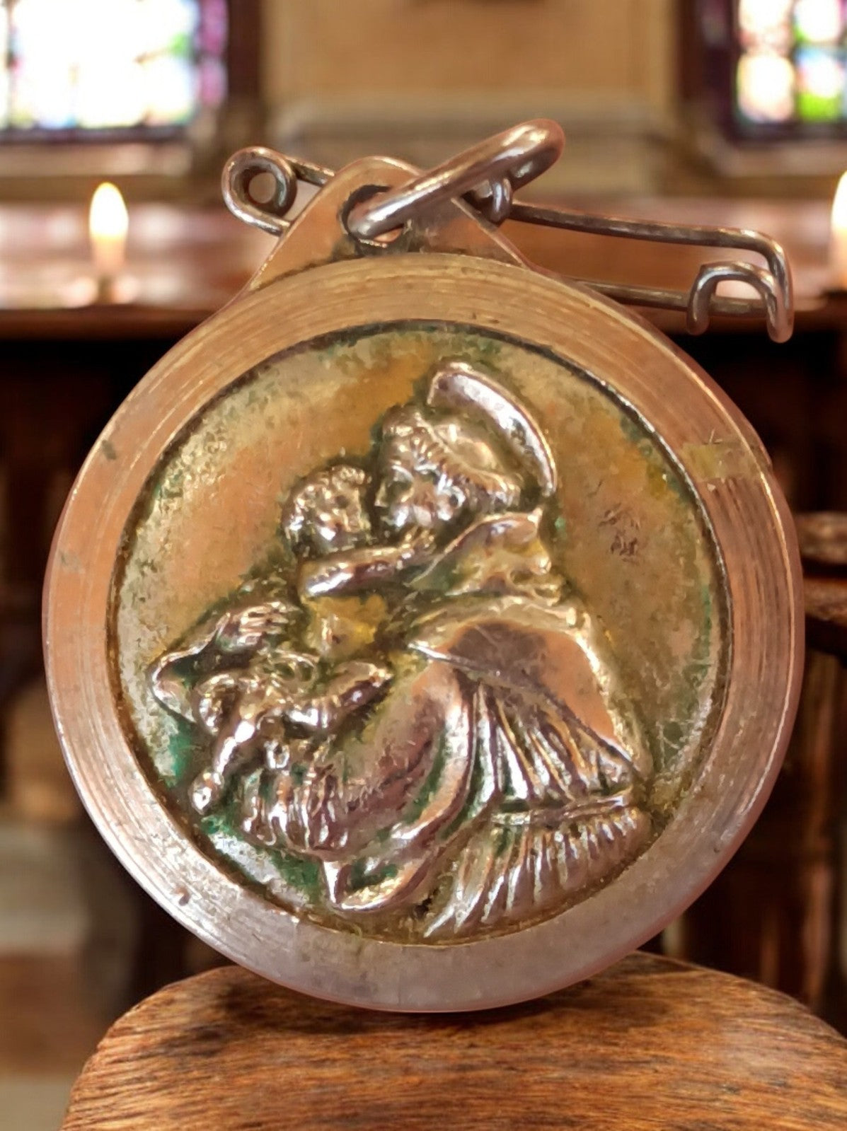 Médaille religieuse vintage métal argenté relief Saint Antoine enfant