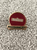 Pin's publicitaire vintage Bénédicta rouge doré, Savoureusement Vôtre, badge anc