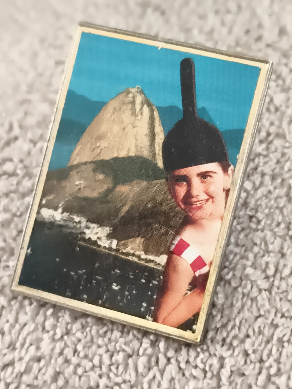 Pin's vintage photo enfant bonnet noir Rio carré badge rétro (Ref 5)