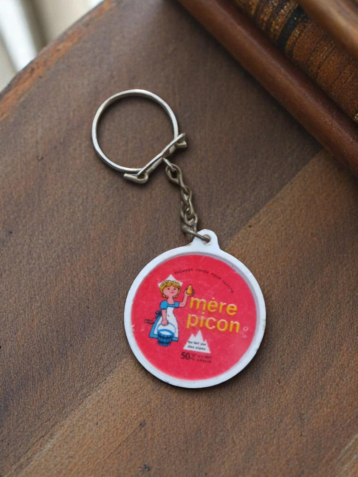 Porte-clés vintage Mère Picon métal rond publicitaire rétro fromage