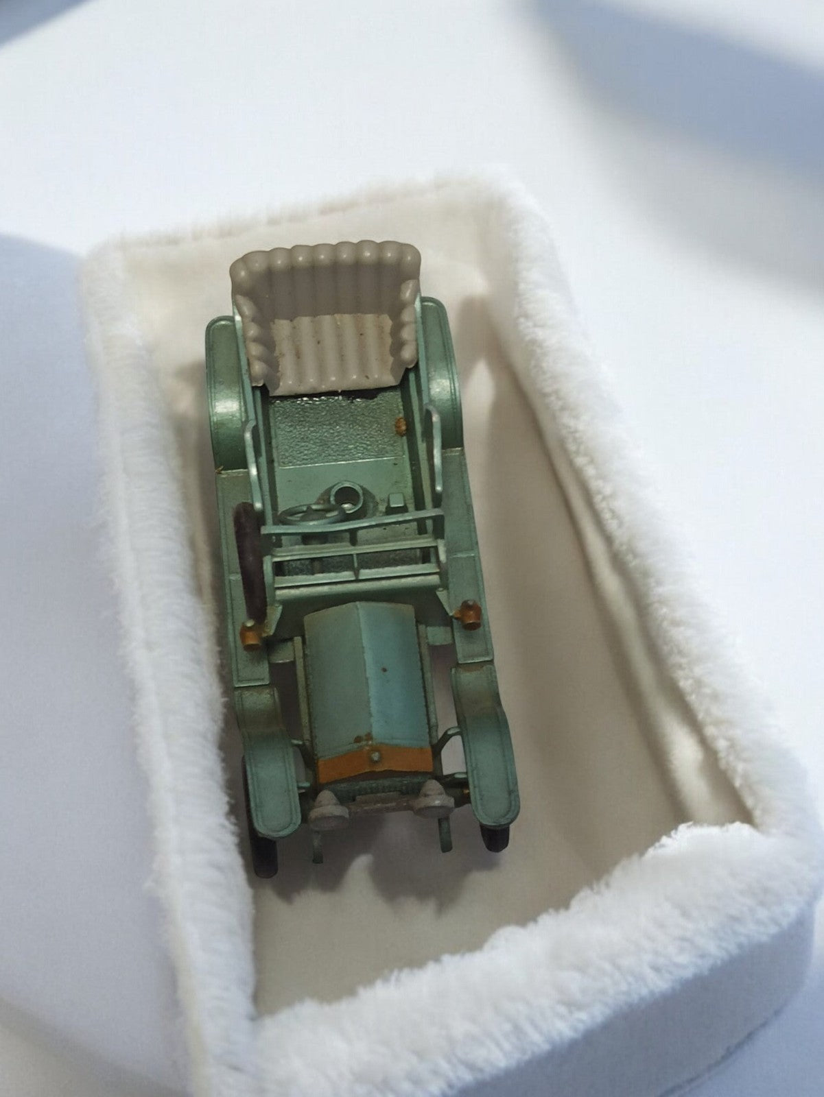 Voiture miniature ancienne vert pâle, modèle rétro, vintage, véhicule de collect