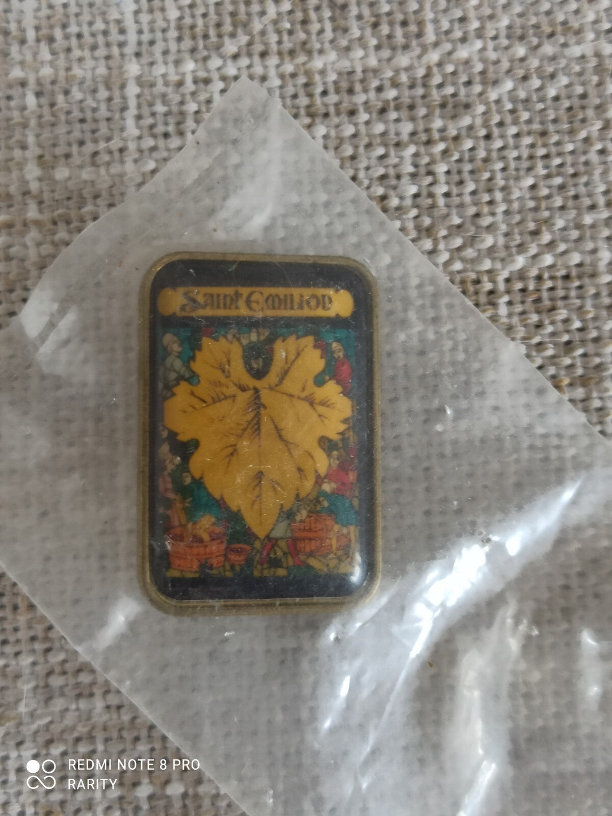 Pin's vintage rectangulaire Saint Emilion rétro France, motif feuille dorée