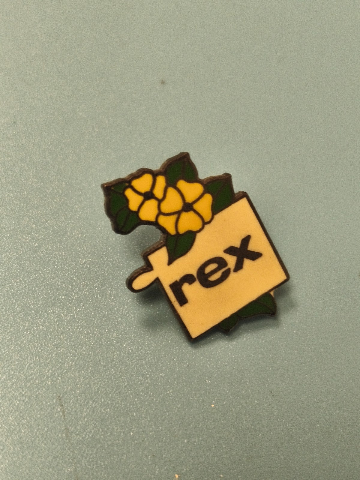 Pin's vintage rex fleurs jaunes, badge ancien collection années 80-90