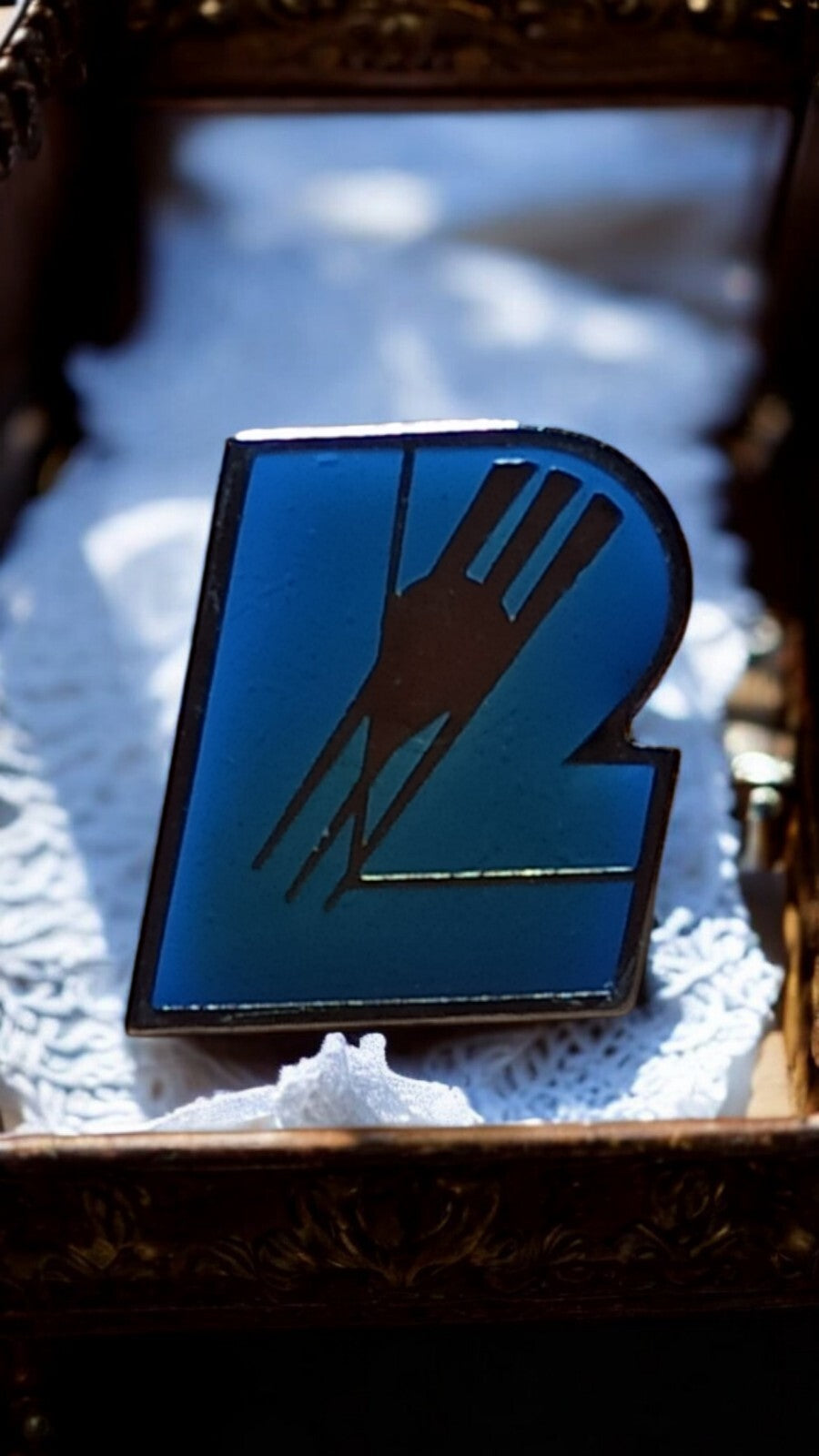 Pin's vintage années 90 bleu rétro logo stylisé accessoire mode rare