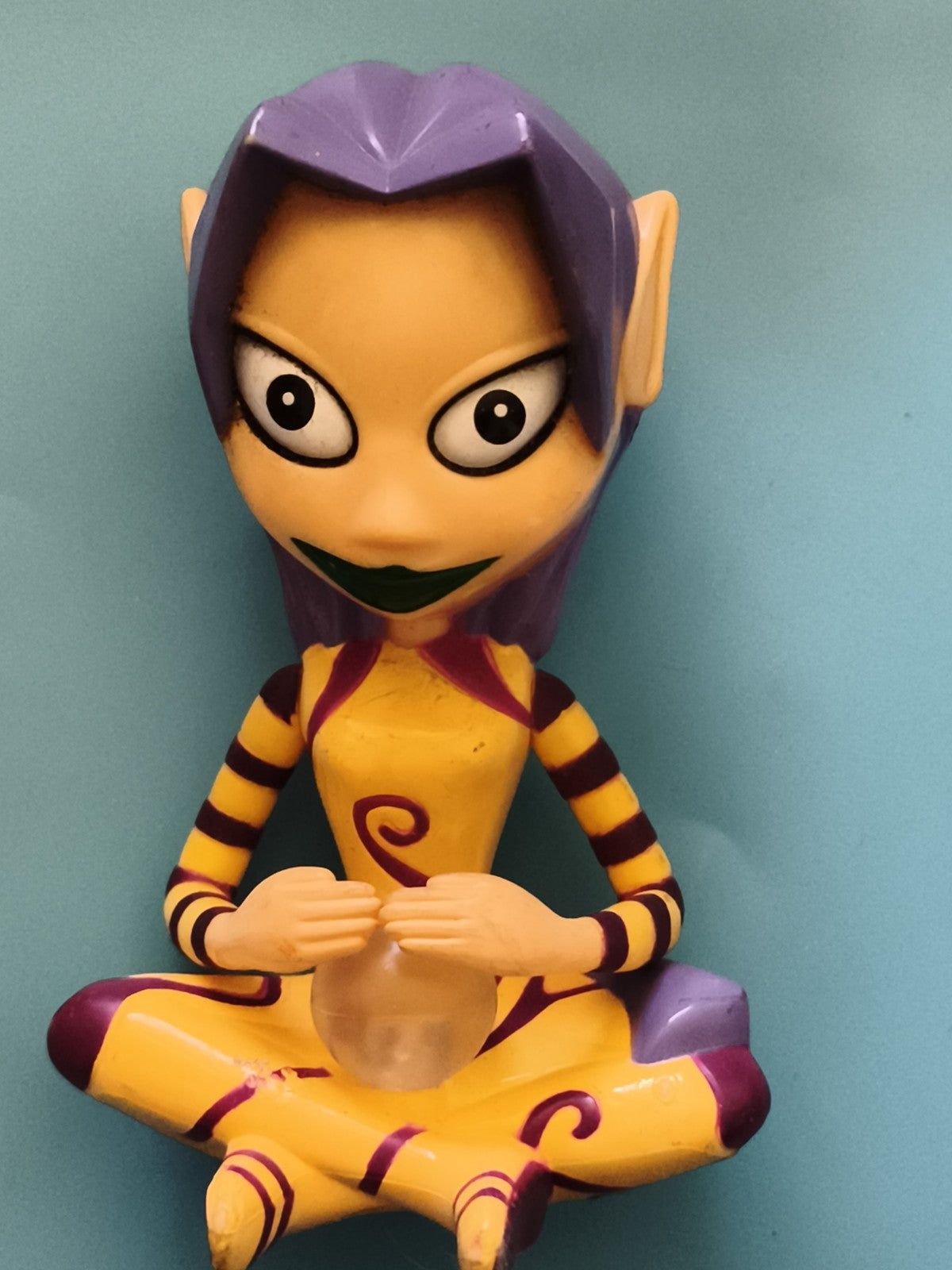 Figurine Rayman Ly assise jaune violet personnage jeu vidéo
