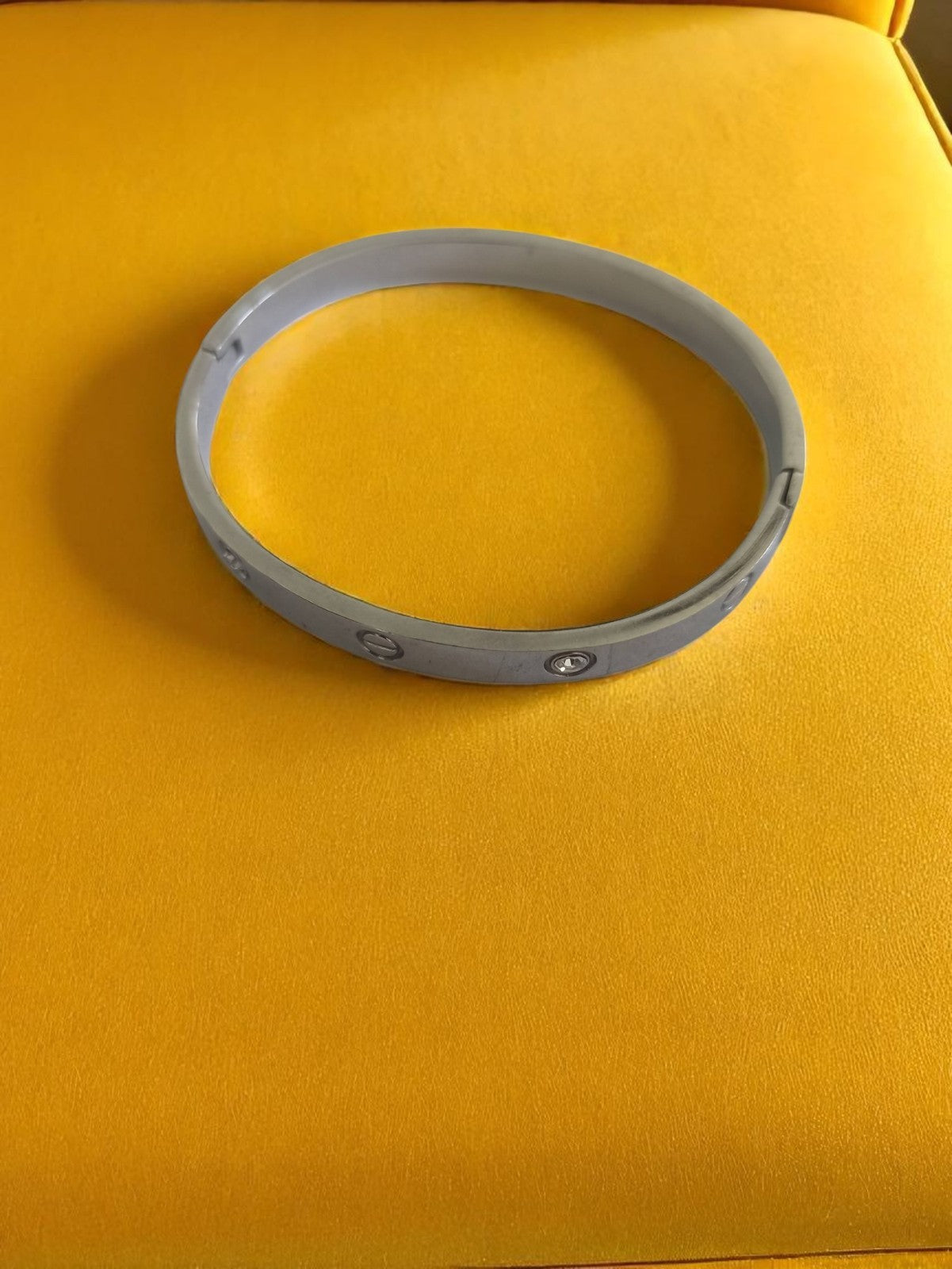 Bracelet rigide vintage gris clair, aspect métal, bijou fantaisie rétro