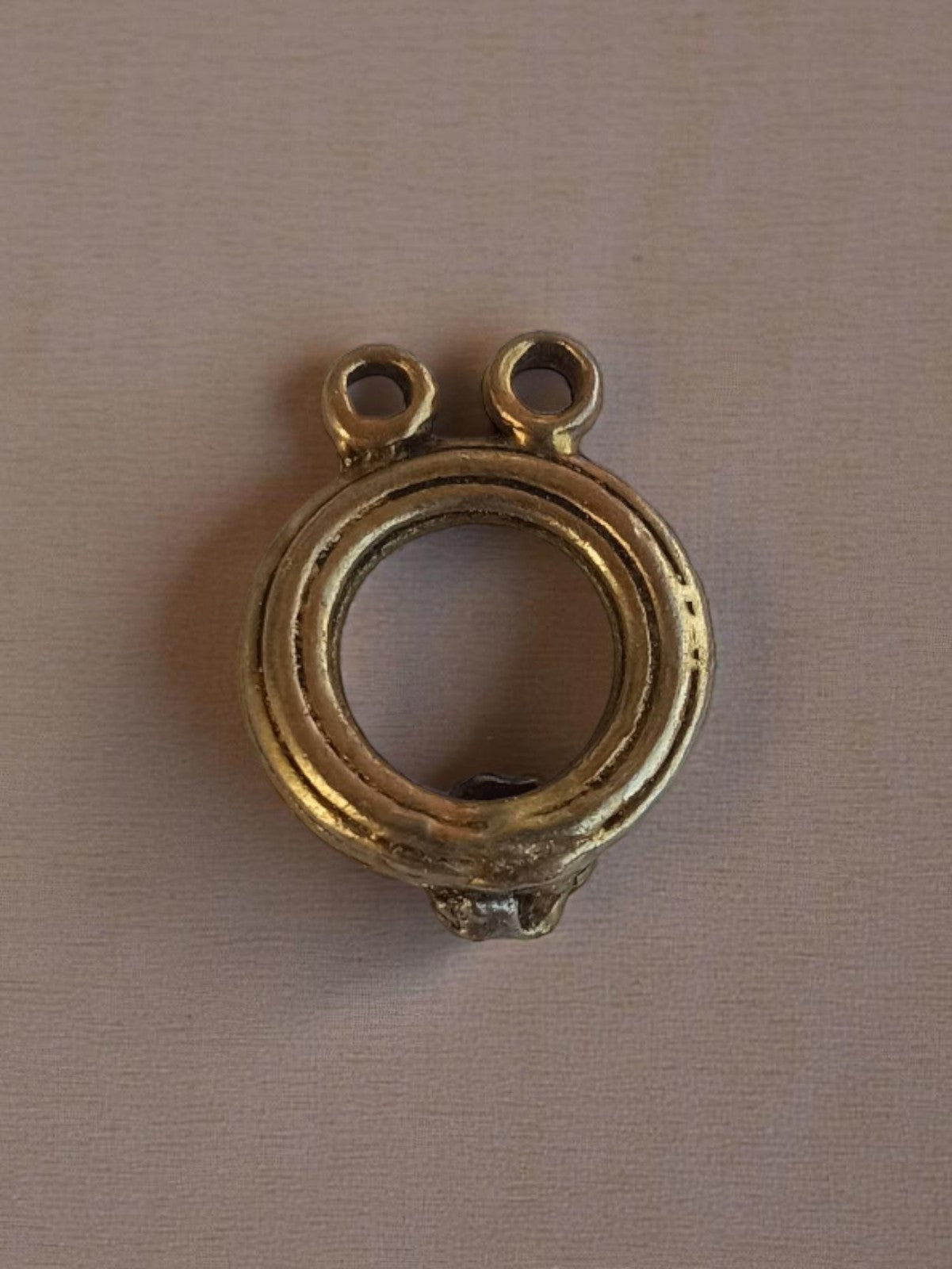 Pendentif vintage rond métal doré années 1950, bijou rétro ancien