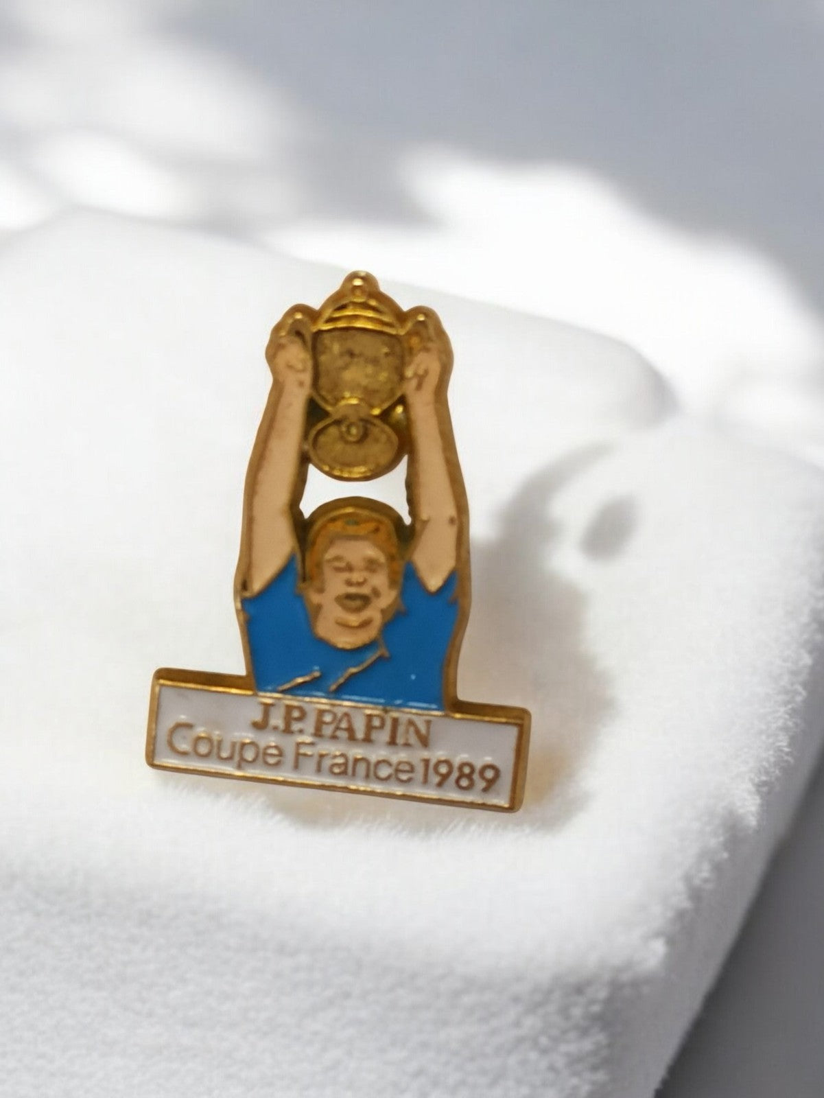 Pin's vintage J.P. Papin OM Coupe France 1989 badge rétro football