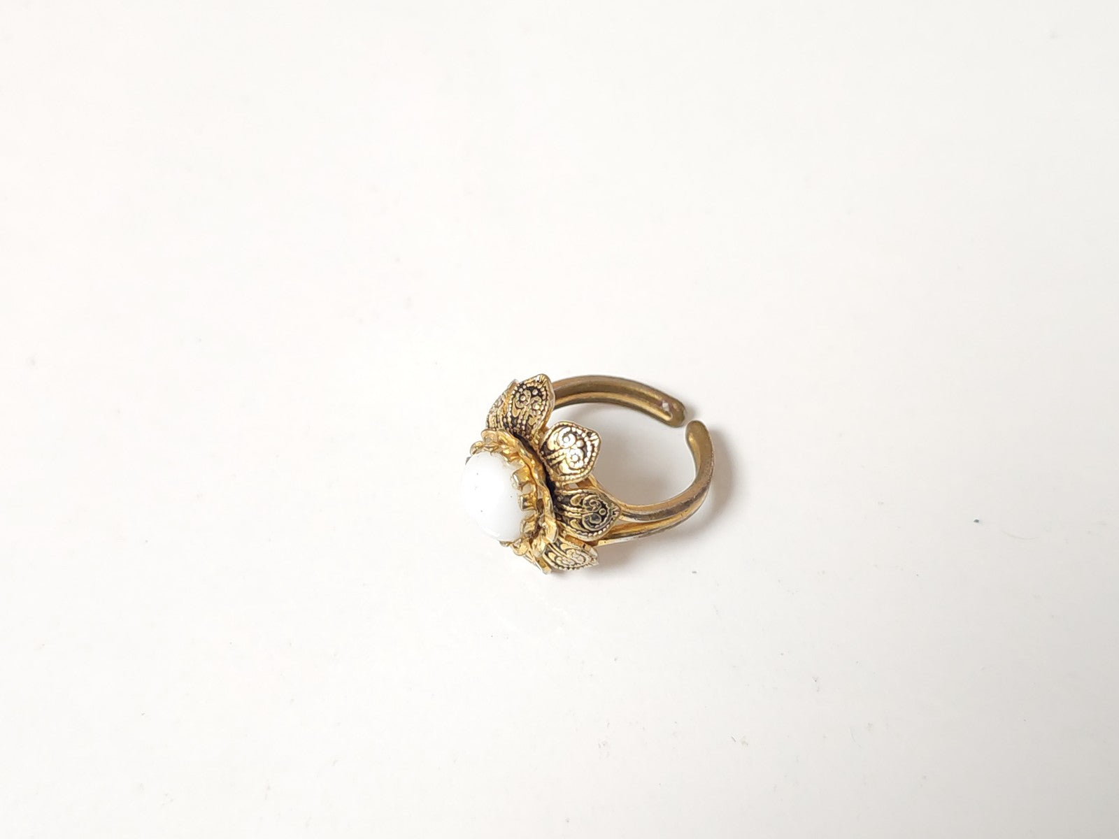 Bague ancienne vintage rétro pour collectionneur, authentique bijou d?occasion