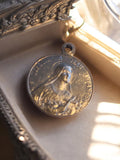 Médaille religieuse catholique vintage Sainte Thérèse, finition dorée, ancien pe