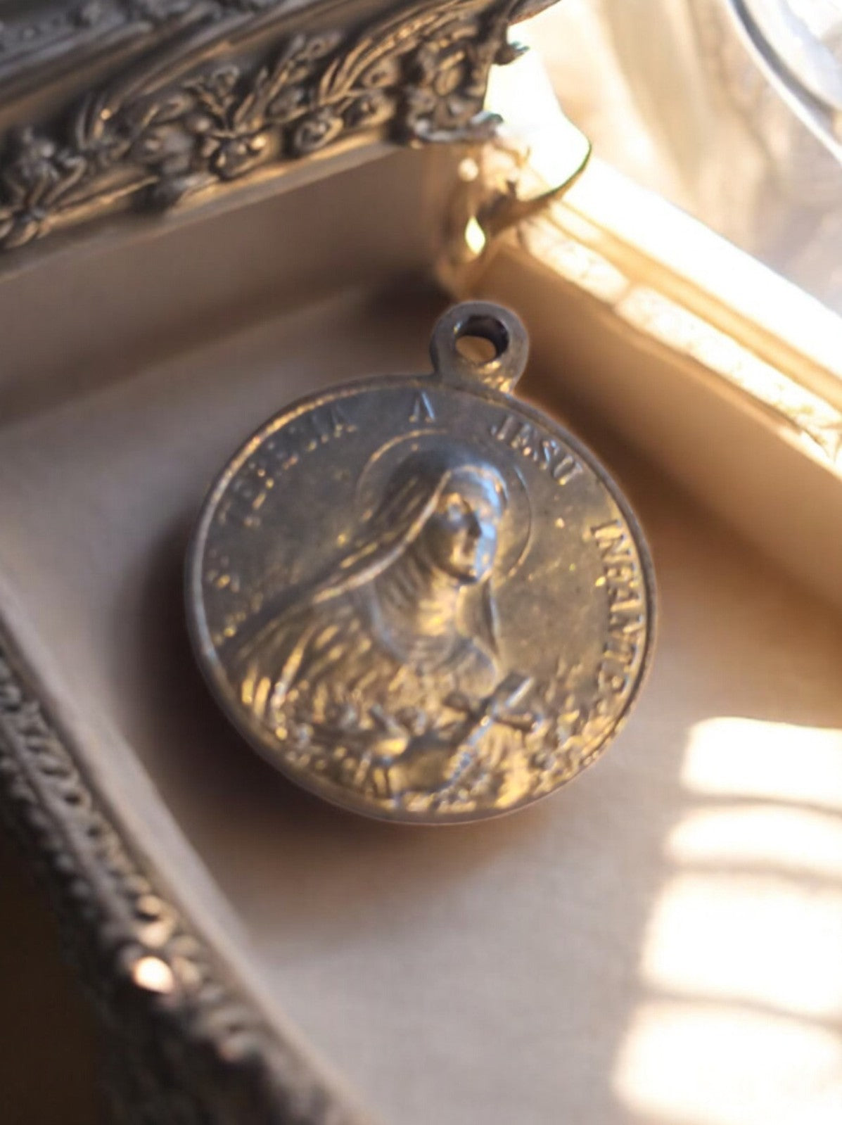 Médaille religieuse catholique vintage Sainte Thérèse, finition dorée, ancien pe