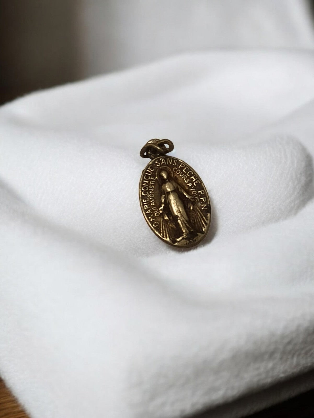 Médaille religieuse ancienne Vierge Miraculeuse vintage, aspect doré rétro