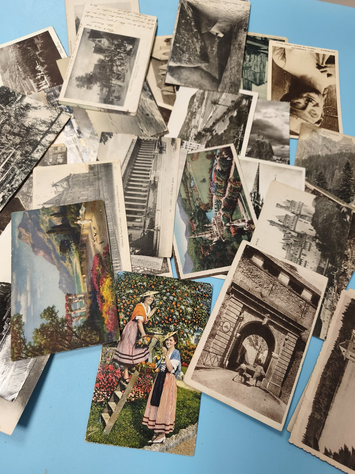 Lot cartes postales anciennes CPA divers lieux, paysages et costumes régionaux