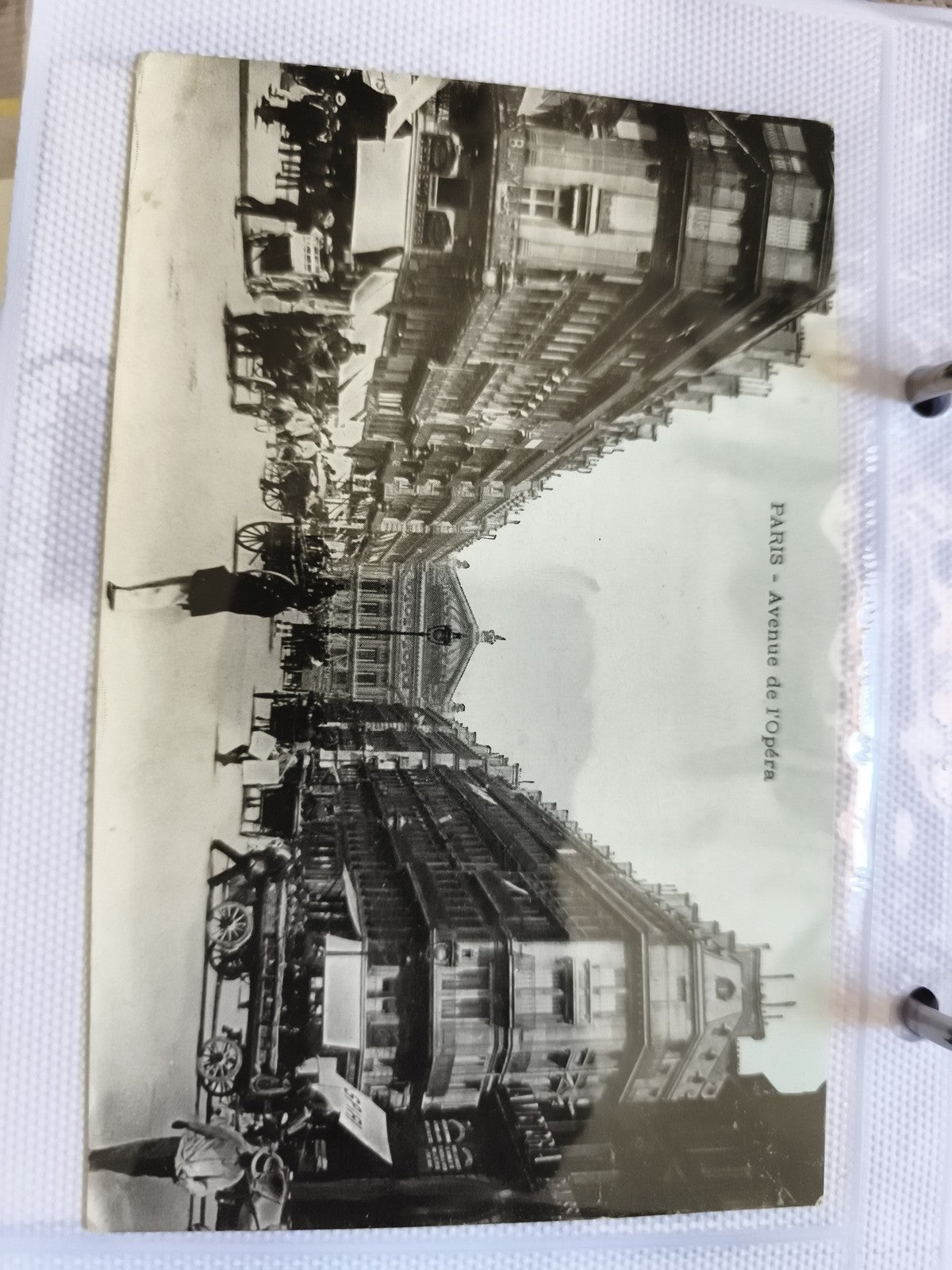 Carte postale CPA Paris Avenue de l’Opéra photo noir et blanc époque début XXe
