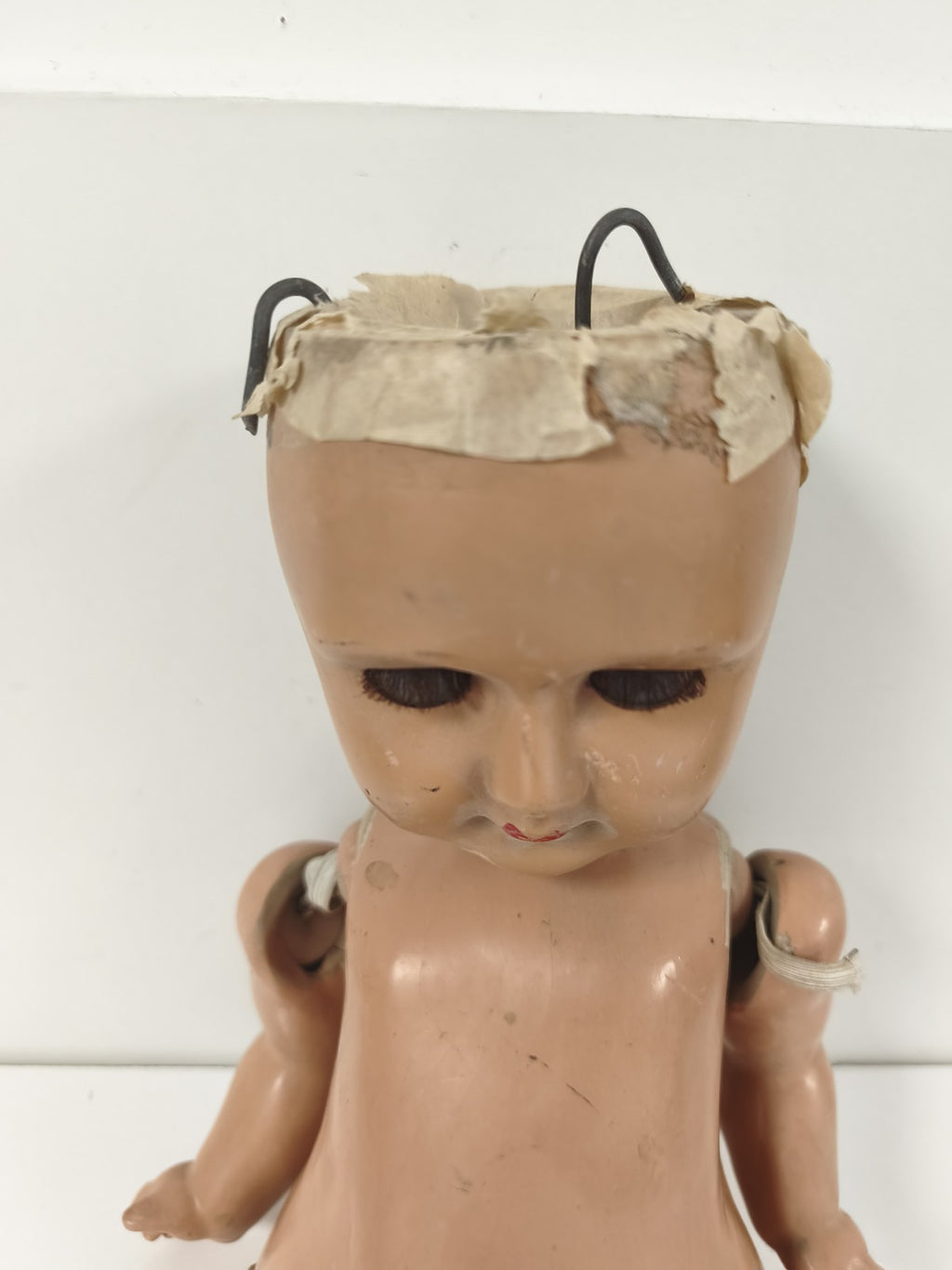 Grande poupée articulée ancienne, matière moulée, fin XIXe-début XXe